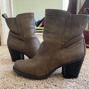 Naturalizer size 7 taupe heeled boot